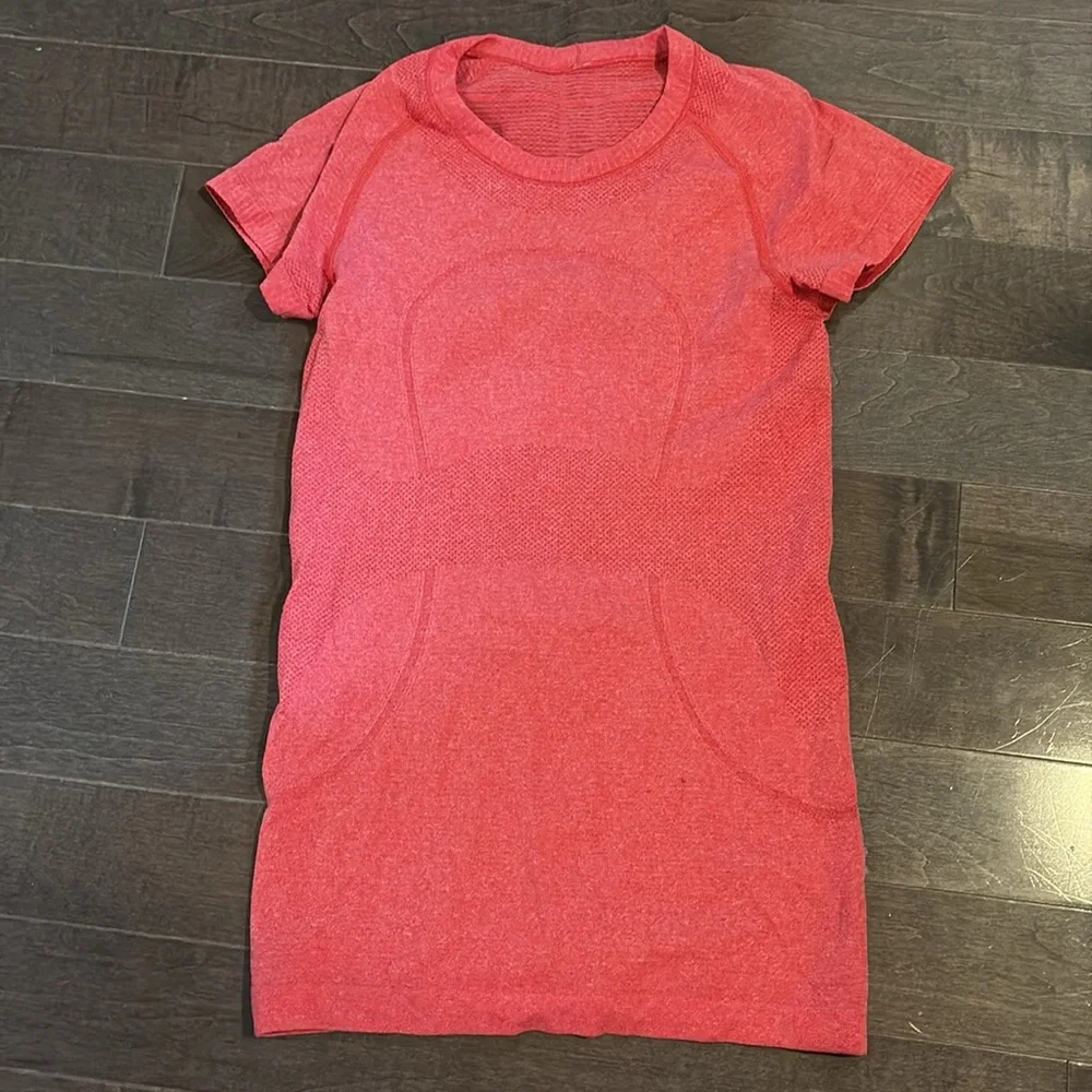 Lululemon short sleeve tech shirt, hip length. size 4